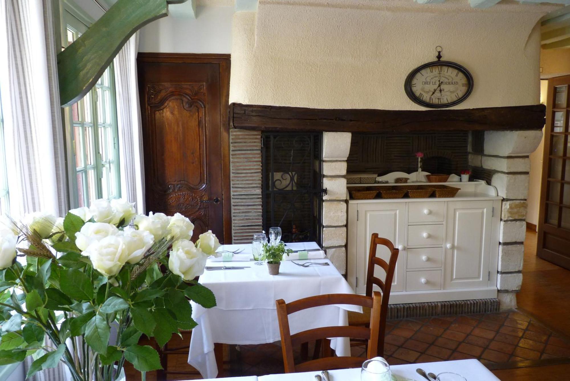 Hotel-Restaurant La P'Tite Auberge Lillebonne Екстериор снимка