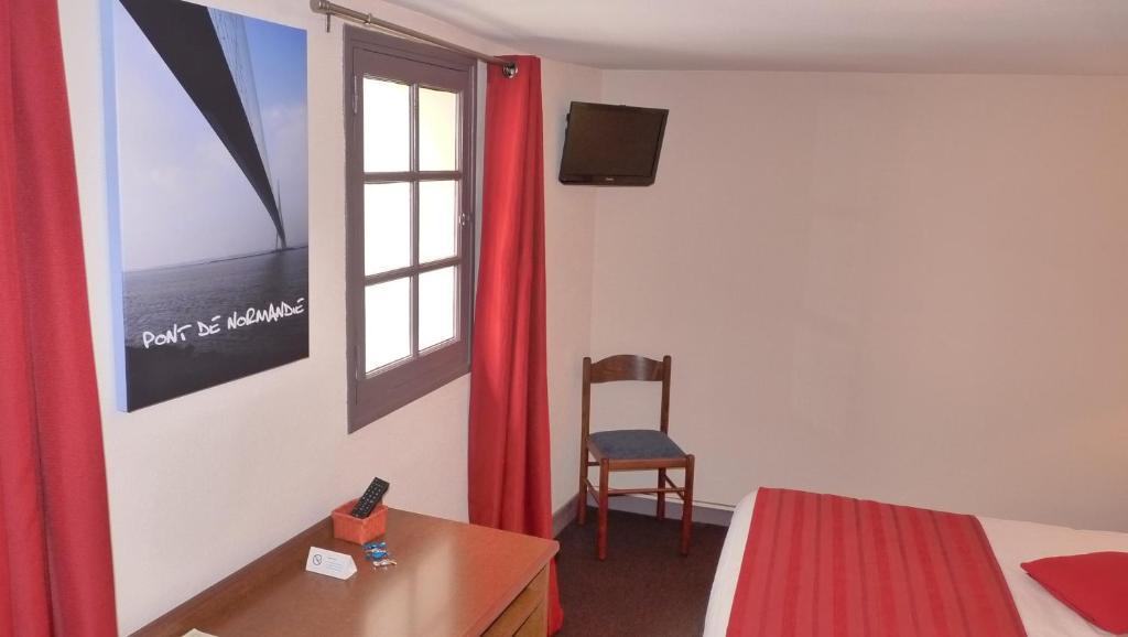 Hotel-Restaurant La P'Tite Auberge Lillebonne Стая снимка