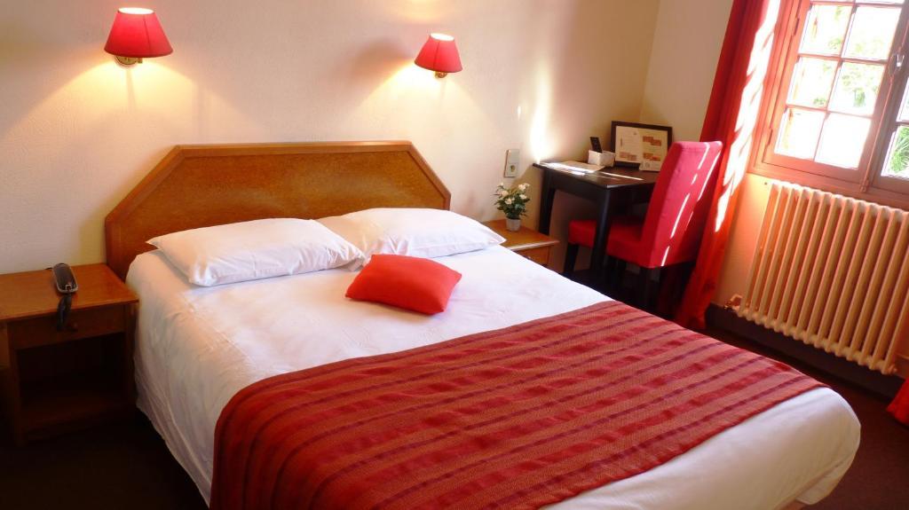 Hotel-Restaurant La P'Tite Auberge Lillebonne Стая снимка