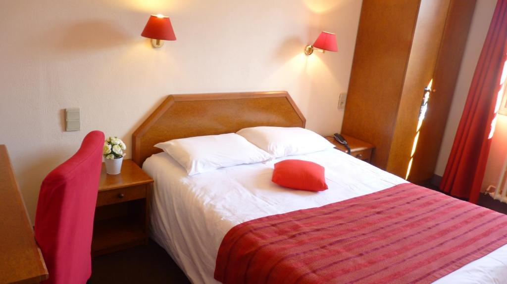 Hotel-Restaurant La P'Tite Auberge Lillebonne Стая снимка