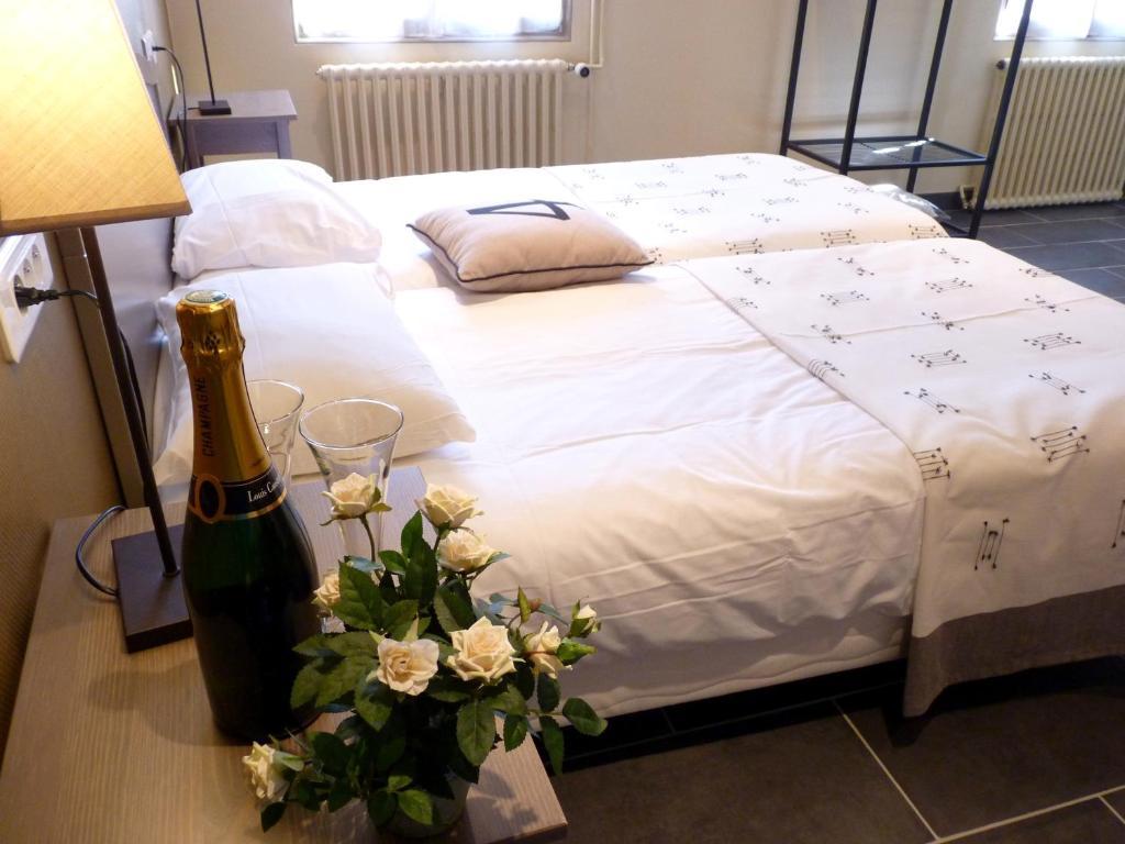 Hotel-Restaurant La P'Tite Auberge Lillebonne Стая снимка
